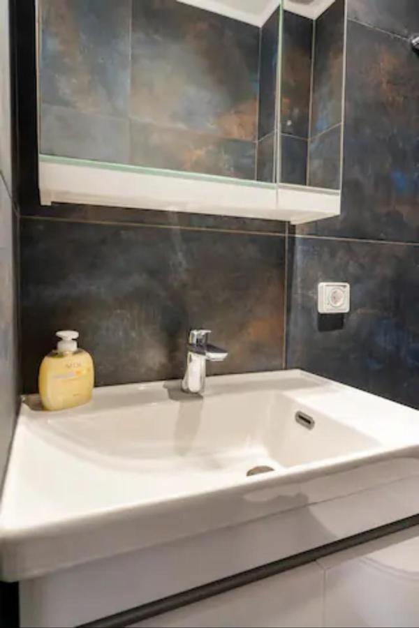 Βright Walled Designed Apt in Glyfada Center Αθήνα Εξωτερικό φωτογραφία
